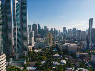 Obraz premium Aerial view modern office building with tropical green tree park in Benchakitti public park downtown