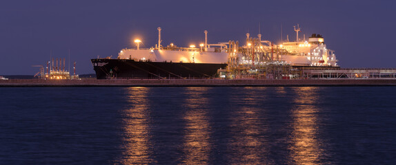 Obraz premium LNG TERMINAL - Gas tanker at the transshipment quay
