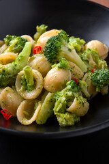 Orecchiette con broccoli e peperoncino, pasto vegetariano, pasta italiana 