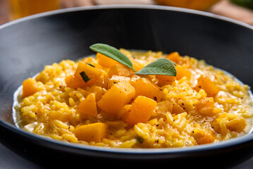Risotto di zucca, pasto vegetariano, cibo italiano 