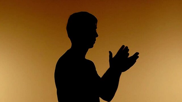 silhueta de homem batendo palmas parab&eacute;ns 