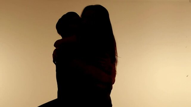 silhueta de casal apaixonado dando abra&ccedil;o apertado 