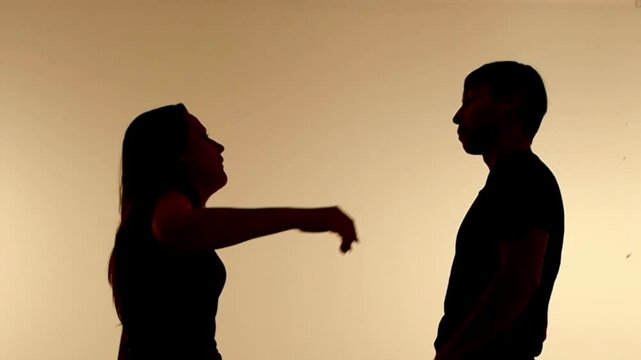 silhueta briga de casal 