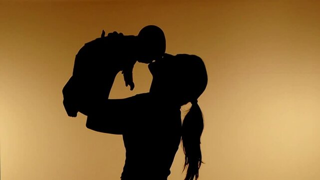 silhueta de m&atilde;e com bebe 