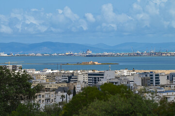 Obraz premium Vue sur Tunis depuis un parc dominant la ville et le Golf de Tunis