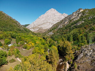 Magnificent mountain scenery at noon