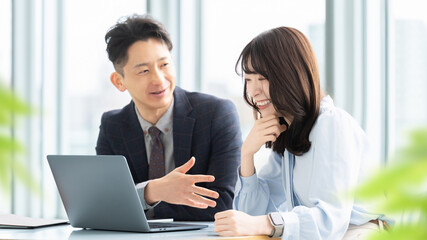 Fototapeta premium 打ち合わせをする男女2人のビジネスマン