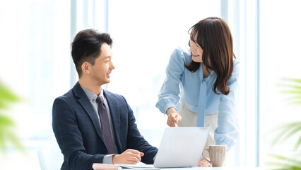 Obraz premium 打ち合わせをする男女2人のビジネスマン