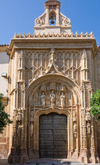 Obraz premium Ornate facade of the church of san pablo in cordoba, spain, showing intricate stonework and statues
