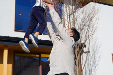 子供と遊ぶ日本人男性