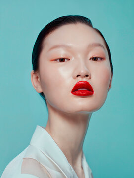 portrait de jeune femme asiatique avec rouge &agrave; l&egrave;vre intense, &eacute;ditorial beaut&eacute; cosm&eacute;tique, soin de la peau et des cheveux, maquillage l&eacute;ger, soin d'hydratation et protection de la peau et des l&egrave;vres