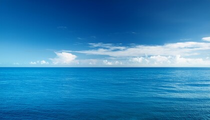 Obraz premium calm sea and blue sky background