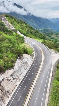 Video a&eacute;reo realizado con drone sobre la nueva v&iacute;a que pertenece a la "Conexi&oacute;n Pac&iacute;fico 1" unidad Funcional 2 en  las zonas rurales de los municipios de Amag&aacute; y Titirib&iacute;, Antioquia, Colombia.