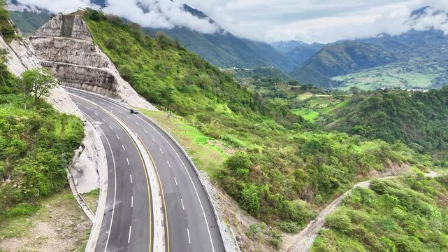 Video a&eacute;reo realizado con drone sobre la nueva v&iacute;a que pertenece a la "Conexi&oacute;n Pac&iacute;fico 1" unidad Funcional 2 en  las zonas rurales de los municipios de Amag&aacute; y Titirib&iacute;, Antioquia, Colombia.
