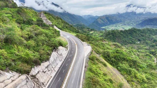 Video a&eacute;reo realizado con drone sobre la nueva v&iacute;a que pertenece a la "Conexi&oacute;n Pac&iacute;fico 1" unidad Funcional 2 en  las zonas rurales de los municipios de Amag&aacute; y Titirib&iacute;, Antioquia, Colombia.