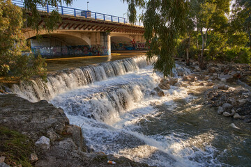 pequeña cascada con aguas bravas después de la lluvia 