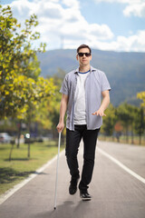 Obraz premium Young blind man walking
