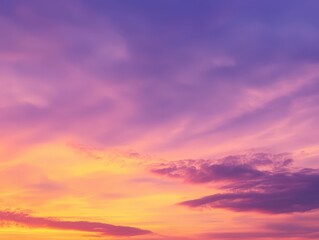 Obraz premium A breathtaking dusk sky painted in shades of orange and purple envelops the horizon