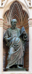 Fototapeta premium FLORENCE, ITALY - MARCH 17, 2025: The bronze statue St. John the Evangelist on the facade of Orsanmichele by Baccio da Montelupo (1513-1515). 
