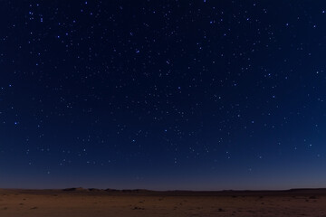 Fototapeta premium A clear, star-filled night sky over an empty desert