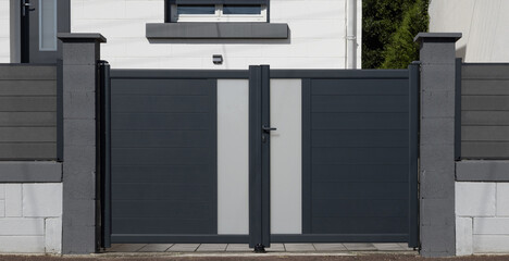 Portail en aluminium d'une maison	