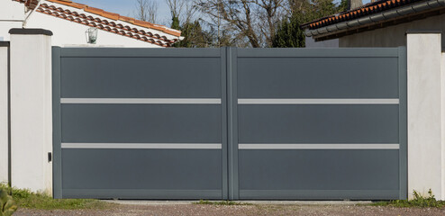Portail en aluminium d'une maison	