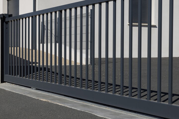 Portail métallique gris