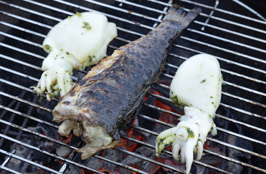Barbecue de poisson et calamar