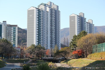 An image explaining the sturdiness of Korean apartments, their high-rise design, and the key points of life.
