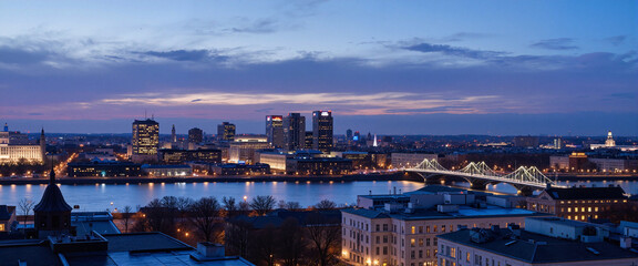 Naklejka premium Twilight cityscape view of St. Petersburg with Neva River, urban beauty