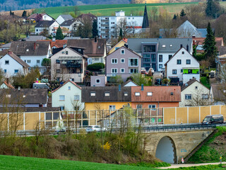 Lärmschutzwand um ein Dorf