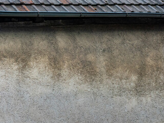 Feuchte und verschmutzte Wand