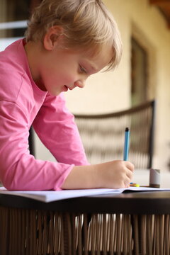 little boy drawing 
