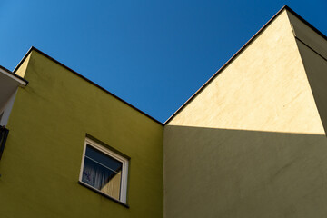 Geometria budynku pod błękitnym niebem kontrast prostych kształtów i kolorów