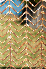 Regularna siatka z pokrywającą ją korozją rytmiczny układ zniszczenia © Kacper