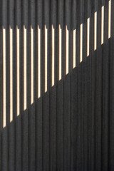 Gra światła i cienia na pofalowanej blasze kontrast jasnych i ciemnych stref