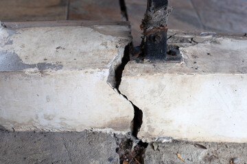 Home building problem. Cracked concrete