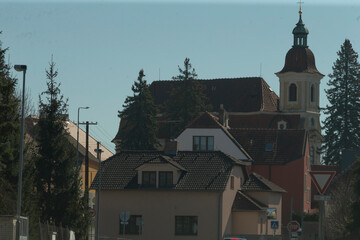 Obraz premium In a picturesque small town, there are charming houses nestled among beautiful trees under a clear sky