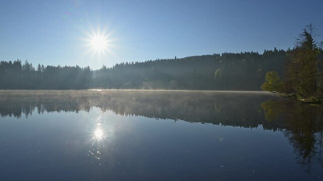 See, Sonnenaufgang, Nebel, Fr&uuml;hling, Windgf&auml;llweiher, Lenzkirch, Schwarzwald, Baden-W&uuml;rttemberg, Deutschland, Europa
