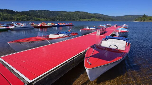 Ruderboot, Tretboot, Rot, Bunt, Schluchsee, Schwarzwald, Baden-W&uuml;rttemberg, Deutschland, Europa
