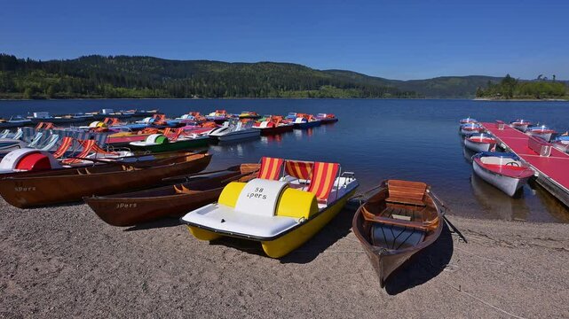 Ruderboot, Tretboot, Bunt, Schluchsee, Schwarzwald, Baden-W&uuml;rttemberg, Deutschland, Europa