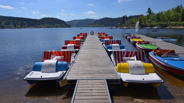 Ruderboot, Tretboot, Bunt, Schluchsee, Schwarzwald, Baden-W&uuml;rttemberg, Deutschland, Europa