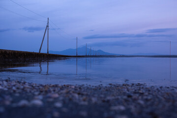 早朝の静けさに包まれた長部田海床路
