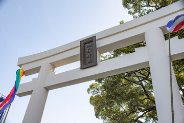 空へ向かうようにそびえる加藤神社の鳥居