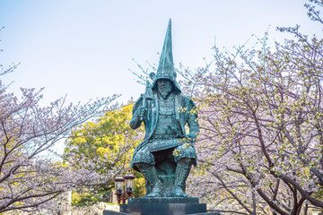 熊本城の加藤清正公像と桜