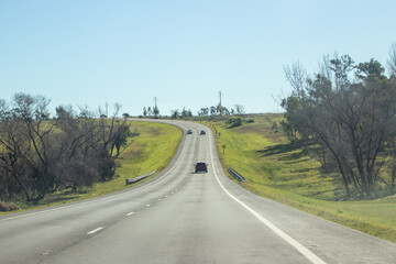 Curva a la derecha en la carretera