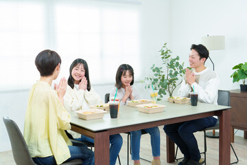 いただきますをする家族