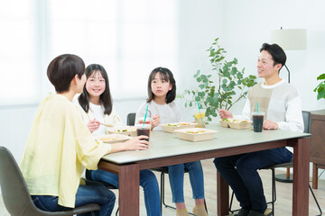 ご飯を食べる家族