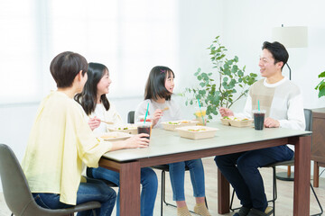 ご飯を食べる家族