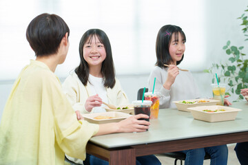 ご飯を食べる家族